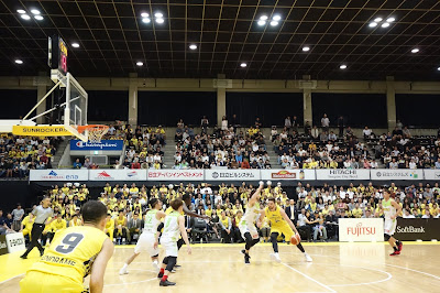 サンロッカーズ渋谷のライアン・ケリーのドリブル