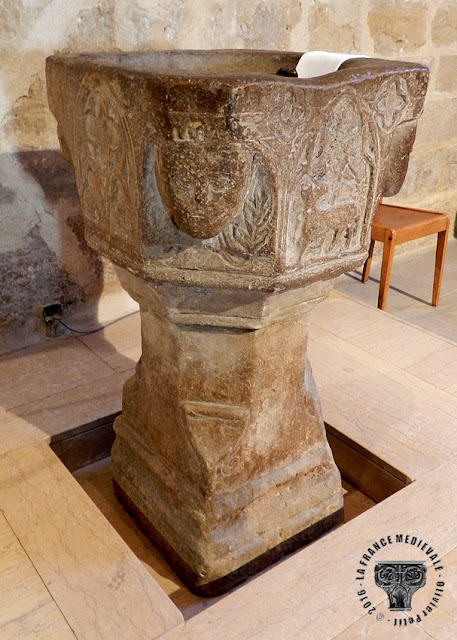 MEZE (34) - Cuve baptismale (XVe siècle)