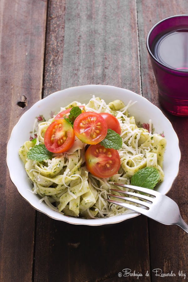 Pasta fresca con pesto de hierbas y aguacate