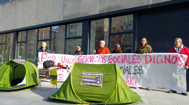 protesta de Berri-Otxoak ante el albergue para personas sin hogar