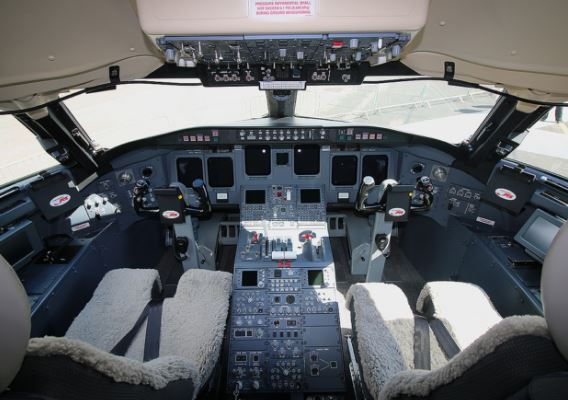 Bombardier CRJ1000 cockpit