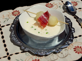 Sopa fría de melón y yogur - Chilled melon and yogurt soup  "Sopeao" 