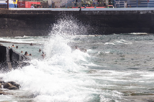 Foto de ola gopeando  la piscina publica de El Pris, Tenerife - España