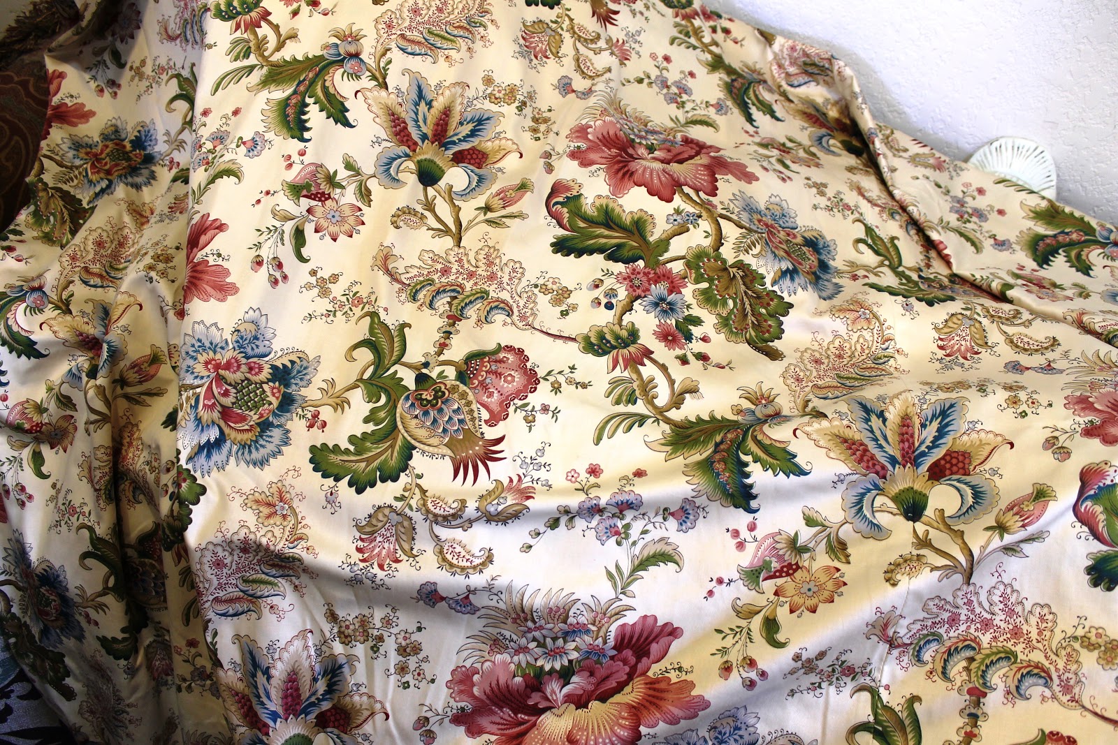 la maison LaFortune: Vintage Jacobean Floral Fabric