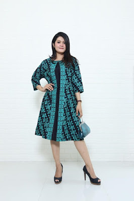 Desain dress batik modern dengan bahan katun yang nyaman di Batikdlidir. Jika