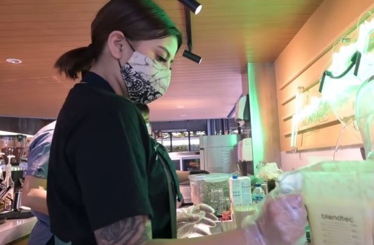 Mengapa Awkarin Kerja Jadi Barista dan Pelayan di Gerai KFC?