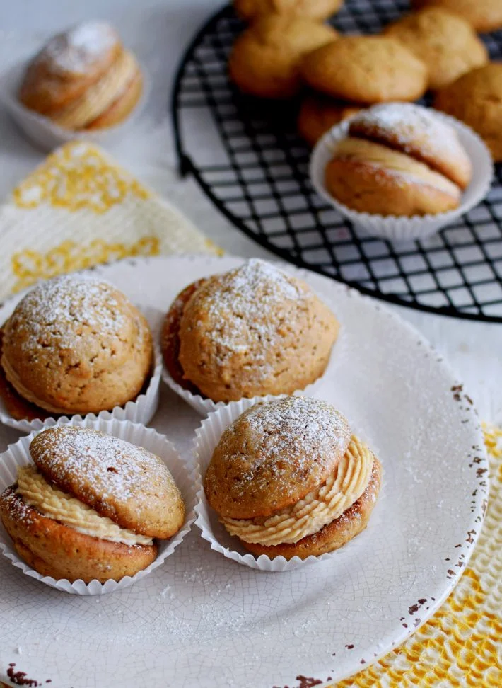 Bocaditos de calabaza o whoopie pies rellenos de queso crema con canela y melado de papelón