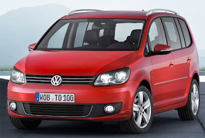 2011 Volkswagen Touran Front Angle View