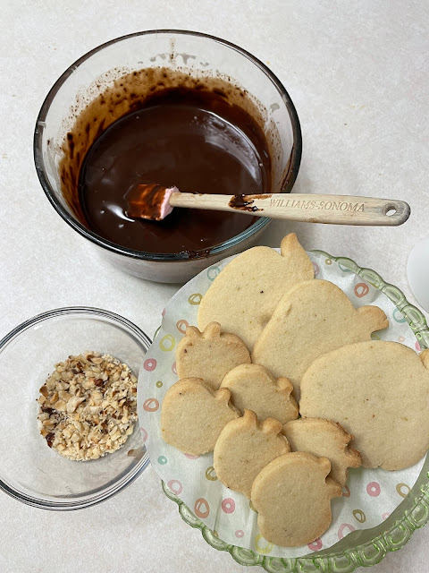 Elevate Your Cookie Decorating Game: 3 Icing Techniques for Perfect Holiday Treats,glacé iced cookies,royal icing decorated cookies,chocolate ganache cookies,cookie decorating techniques,