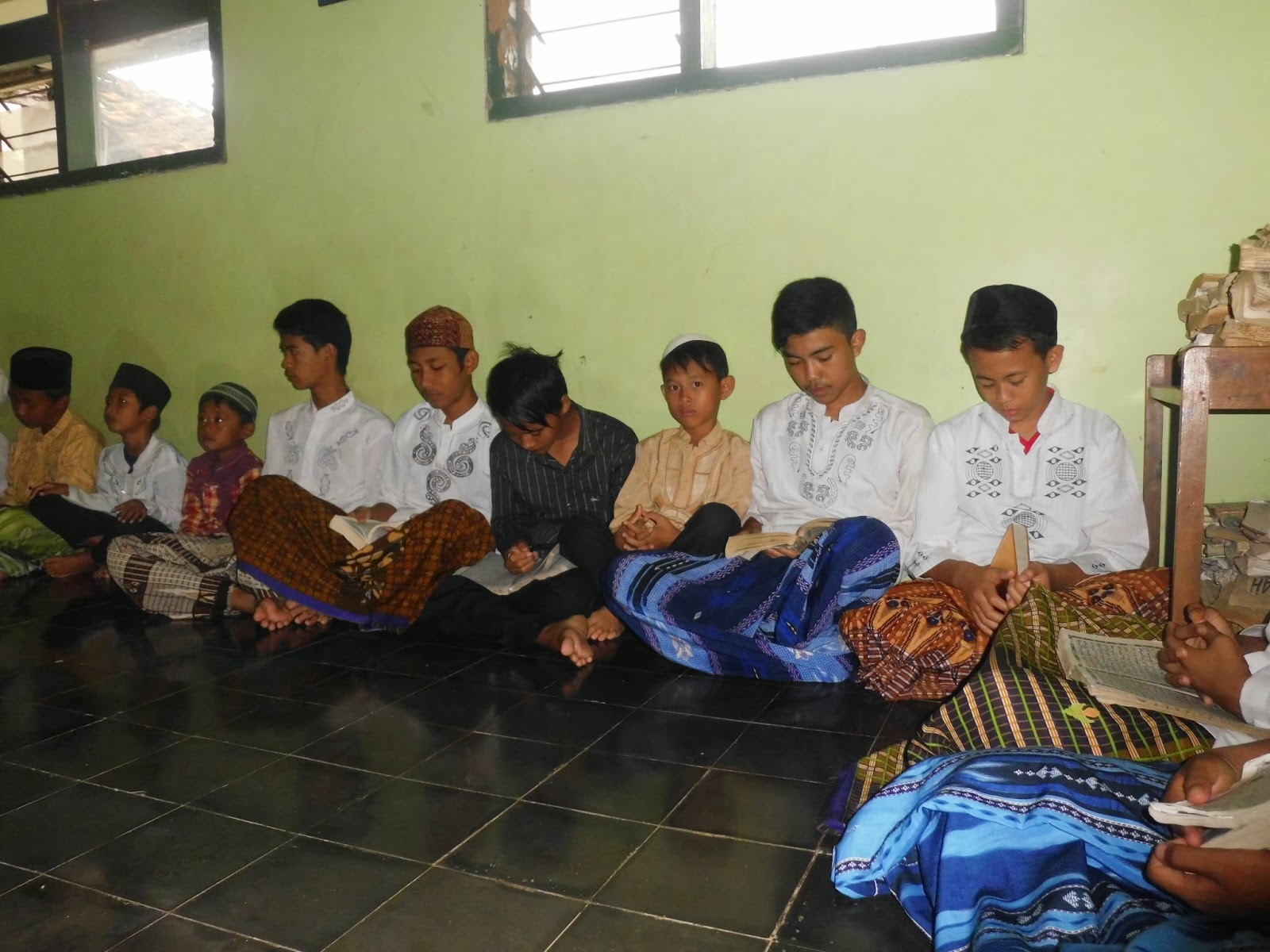 MENYAMBUT REBO WEKASAN DAN TAHUN BARU 2014 DENGAN ANAK 