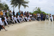 Pj. Bupati Aceh Singkil Lepas Anak Penyu/Tukik di Pantai Teluk Gabu Desa  Teluk Nibung 