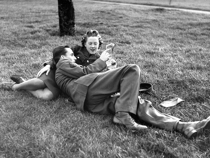 60 + 1 Heart-Warming Historical Pictures That Illustrate Love During War - An English ATS And A GI Lies In The Grass In Hyde Park, 1945