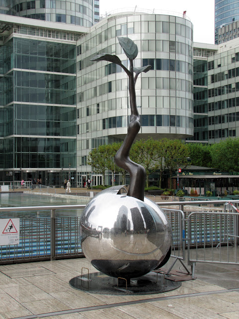 Point Croissance, Point Growth, Les Totems poétiques by Lim Dong-lak, Courbevoie, La Défense