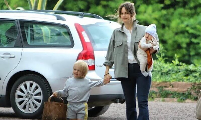 Princess Sofia, Prince Alexander, Prince Gabriel, Prince Julian, Princess Madeleine, Princess Adrienne and Princess Leonor