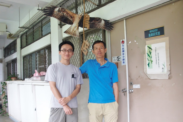 由屏科大教授孫元勳（右）領軍的鳥類生態研究室投入猛禽研究多時，左為研究員洪孝宇。（攝影／陳品君）