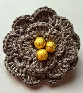 http://www.artedetei.com/2015/02/broche-flor-de-crochet-y-abalorios.html