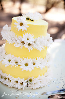 yellow wedding cake with daisies