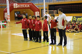 El Club Balonmano Zuazo presenta al centenar de integrantes de sus equipos 