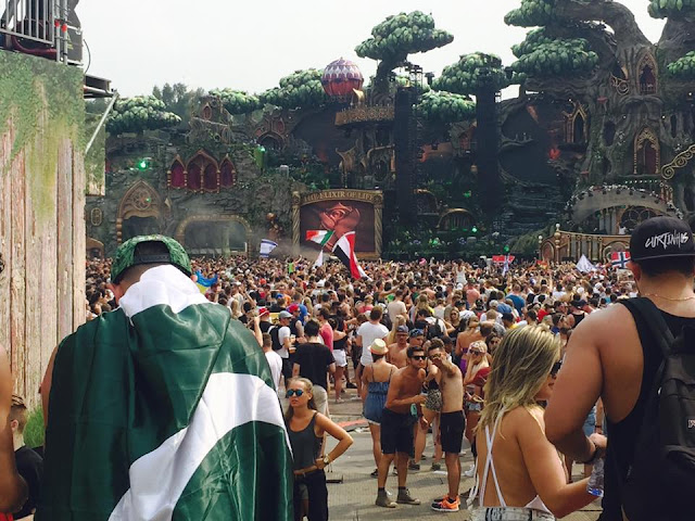 Waqar Zaka Wearing Pakistani Flag at Tomorrowland