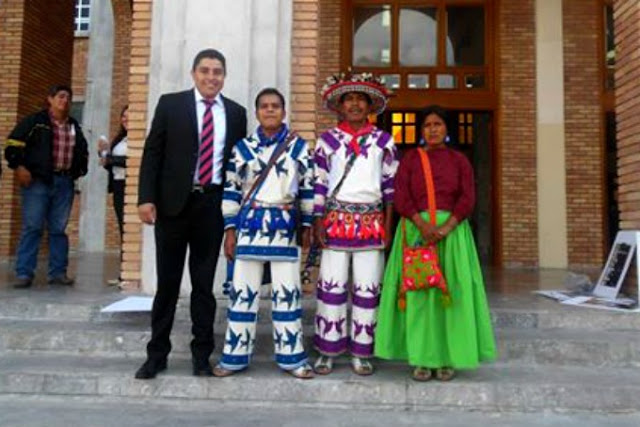 Ingeniero huichol se gradúa con traje típico