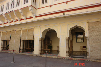 Photo of courtyard and corridor in the Jaipur City Palace