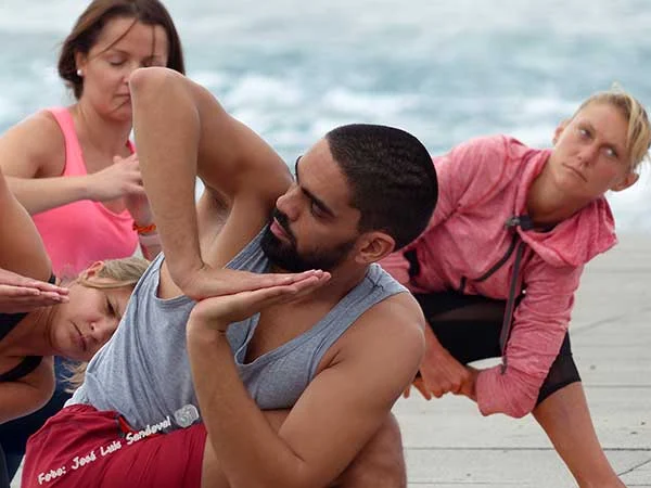 Power Yoga celebró ayer sábado su quinto aniversario con una exhibición en La Puntilla, playa de Las Canteras