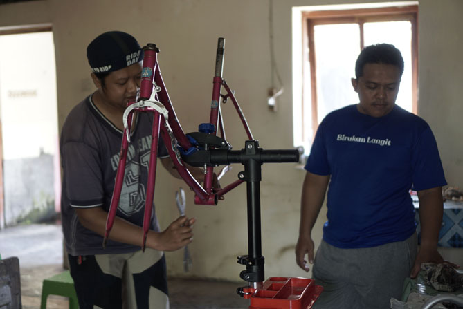 Aktivitas merakit sepeda bekas di rumah kawan pesepeda