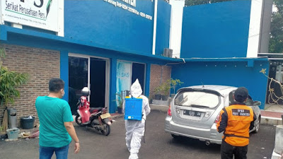 Antisipasi Penyebaran Covid-19, Petugas BPBDP Lakukan Penyemprotan di Sekretariat PWI Banten