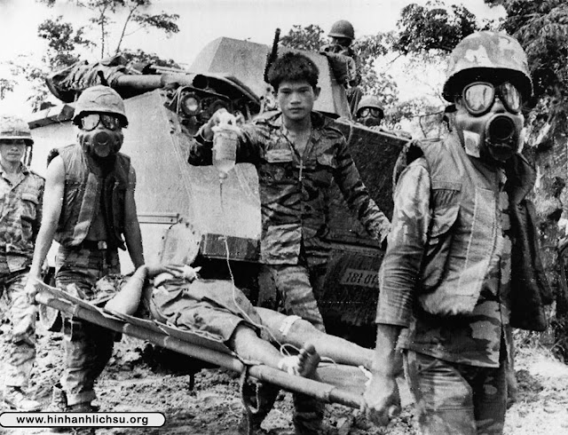 Quang%2BTri%2Bmasked%2BSouth%2BVietnamese%2Bsoldiers%2Bcarry%2Bwounded%2Bfrom%2Bthe%2Bbattlefield%2Bhere%2BSept.%2B8%2Bafter%2Bhe%2Bwas%2Binjured%2Bduring%2BARVN%2Bforces%2527%2Battack%2Bon%2Ba%2Bstring%2Bof%2BCommunist-held%2Bbunkers--two%2Bmiles%2Bsouth%2Bof%2Bthis%2Bprovincial%2Bcapital--bu_result
