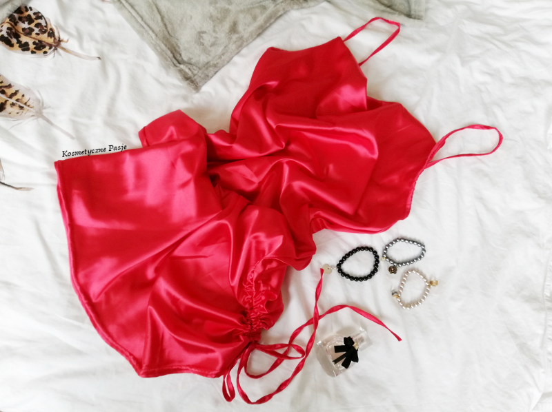 czerwona satynowa sukienka femme luxe