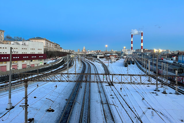 вид с Киевского путепровода, пути Московского метрополитена, железнодорожная станция Москва-Пассажирская-Киевская