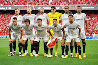 SEVILLA F. C. Temporada 2022-23. Ivan Rakitić, Nemanja Gudelj, En-Nesyri, Bono, Loïc Badé, Fernando. Lucas Ocampos, Bryan Gil, Marcos Acuña, Jesús Navas y Óliver Torres. SEVILLA F. C. 2 🆚 JUVENTUS F. C. 1 Resultado eliminatoria: SEVILLA FC 3 🆚 JUVENTUS FC 2 Jueves 18/05/2023, 21:00 horas. Liga Europa de la UEFA, semifinales, partido de vuelta. Sevilla, estadio Ramón Sánchez Pizjuán: 42.194 espectadores. GOLES: ⚽0-1: 65’, Dušan Vlahović. ⚽1-1: 71’, Suso. ⚽2-1: 95’, Erik Lamela.