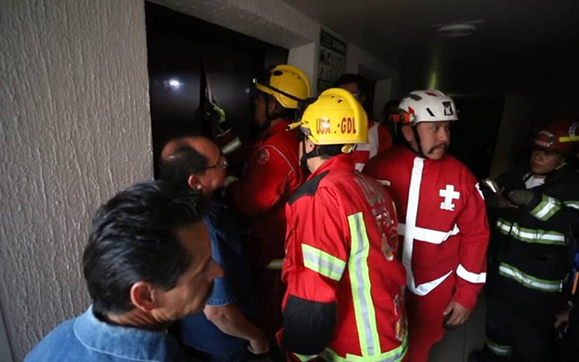 Bomberos y personal de seguridad del hotel laboran para rescatar a los deportistas de tiro con arco de Baja California
