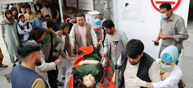 A bomb blast near a school in Kabul has killed at least 30 people and injured more than half thousand