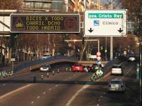 La ordenanza ciclista en los paneles luminosos de la ciudad