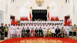 Presiden Jokowi Kukuhkan 76 Paskibraka yang Jadi Pengibar Bendera di Istana Merdeka