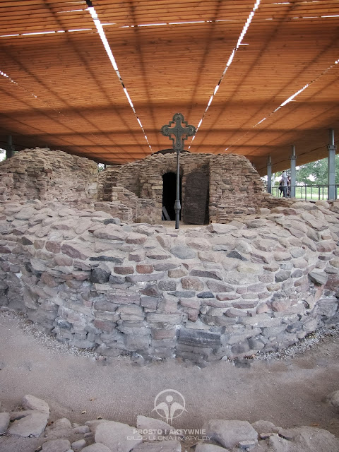 Ostrów Lednicki - ruiny palatium