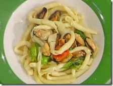 Fusilli freschi con cozze, fiori di zucca e pomodorini