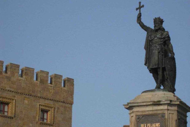 Palacio de Revillagigedo y Estatua de Pelayo en la Plaza del Marques. Puerto Deportivo de Gijon