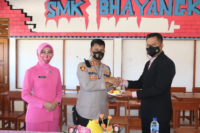 Kompak, Kapolres Sukabumi Bersama Ketua Bhayangkari Berikan Bantuan untuk Pembangunan Sekolah SMK Bhayangkara Cisolok