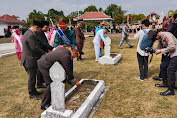 Kapolres Pali Ikuti Upacara Tabur Bunga di Makam Pahlawan Kusuma Bangsa Kelurahan Talang Ubi 