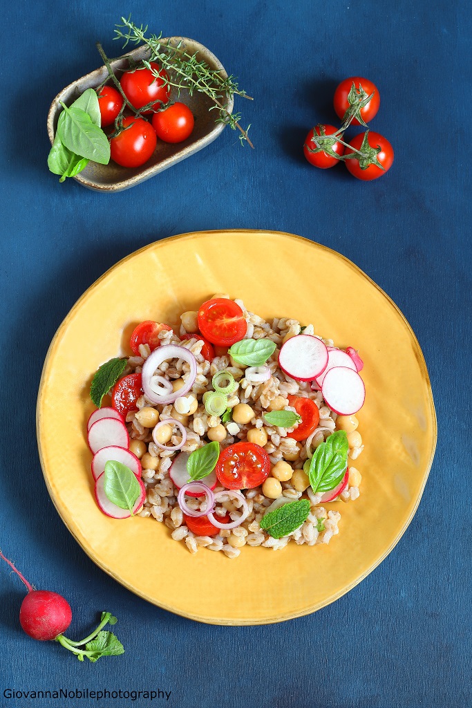 Insalata di farro, ceci, pomodori e rapanelli