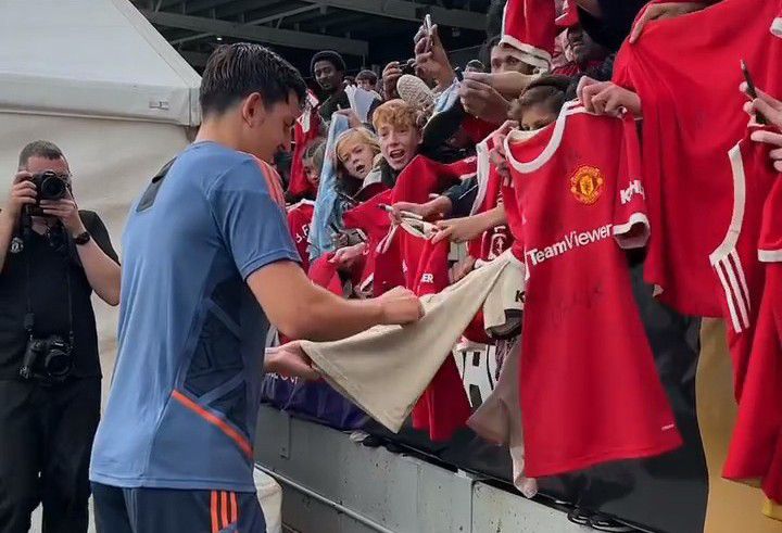 Man United fans demands Maguire signing on their shirts in Australia (Video)