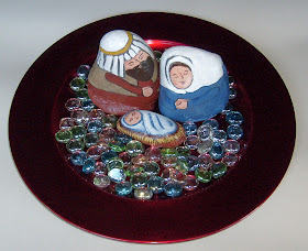 painted rocks, unique nativity sets, display, charger plate, Cindy Thomas