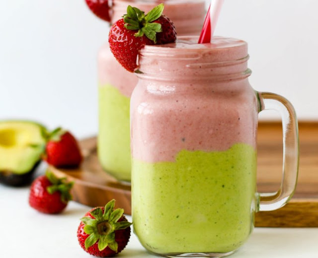 Avocado Strawberry Layered Smoothie #drinks #smoothies