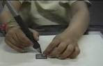 Niño con el lápiz haciendo una trea en la tableta