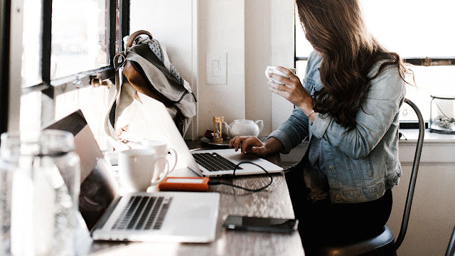 laptop girl cafe