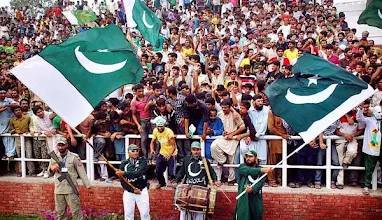Suicide attack at Pakistan-India borders kills more than 74 