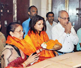 Aishwarya Pregnant spotted at temple