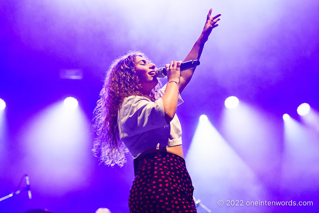 Alessia Cara at Riverfest Elora on August 20, 2022 Photo by John Ordean at One In Ten Words oneintenwords.com toronto indie alternative live music blog concert photography pictures photos nikon d750 camera yyz photographer